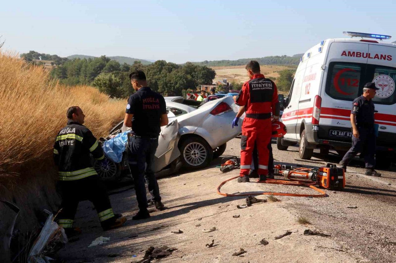 Tuğla yüklü tır ile otomobil çarpıştı: 2 ölü