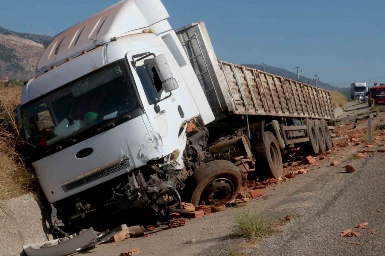 Tuğla yüklü tır ile otomobil çarpıştı: 2 ölü