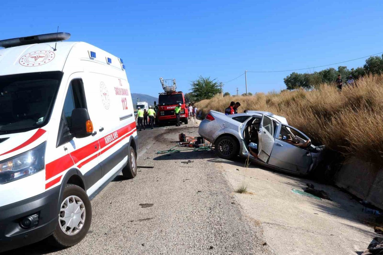 Tuğla yüklü tır ile otomobil çarpıştı: 2 ölü