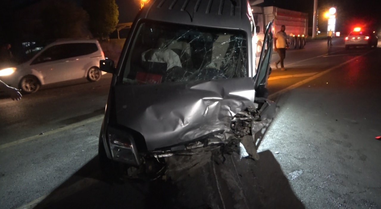 Muş’ta hafif ticari araç ile otomobil çarpıştı: 1’i bebek 8 kişi yaralandı