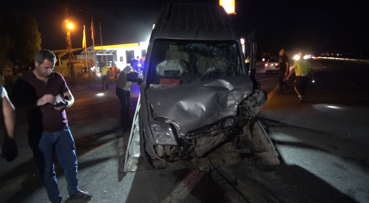 Muş’ta hafif ticari araç ile otomobil çarpıştı: 1’i bebek 8 kişi yaralandı