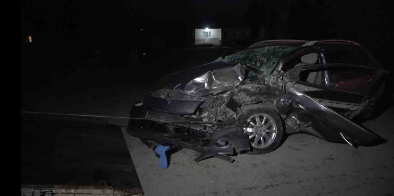 Muş’ta hafif ticari araç ile otomobil çarpıştı: 1’i bebek 8 kişi yaralandı