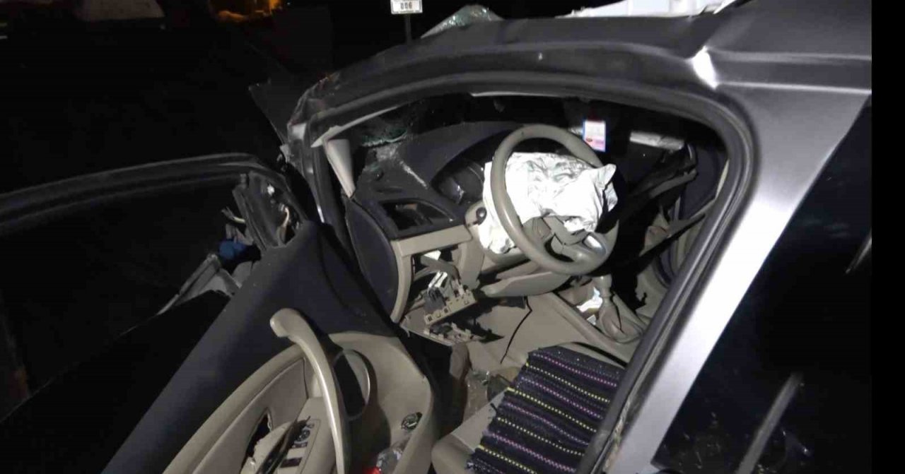 Muş’ta hafif ticari araç ile otomobil çarpıştı: 1’i bebek 8 kişi yaralandı