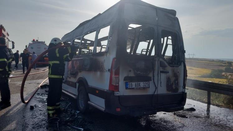 Test sürüşüne çıkan minibüs kül oldu: Sürücü fenalaştı