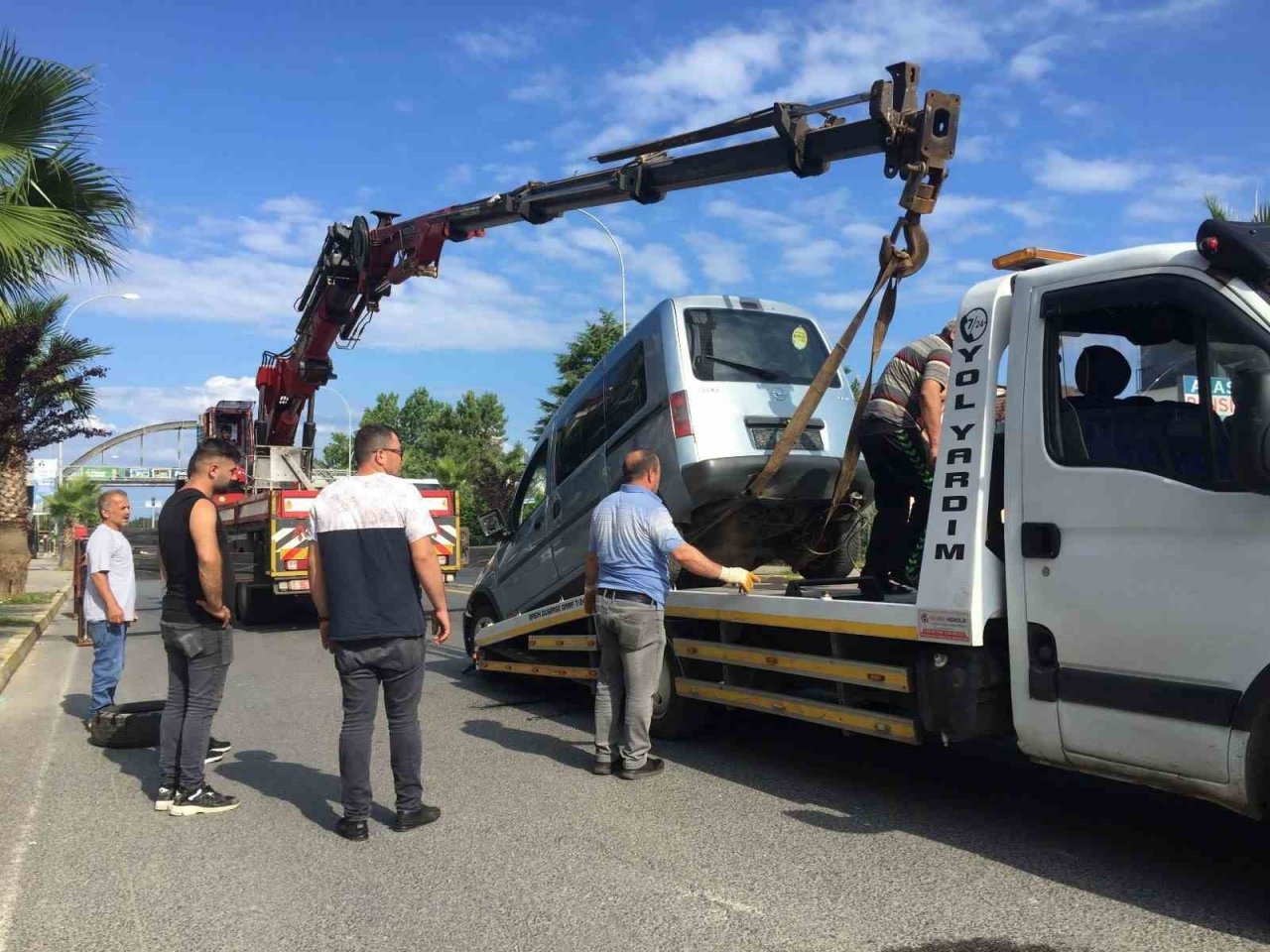 Takla atan araçtan yara almadan kurtuldu