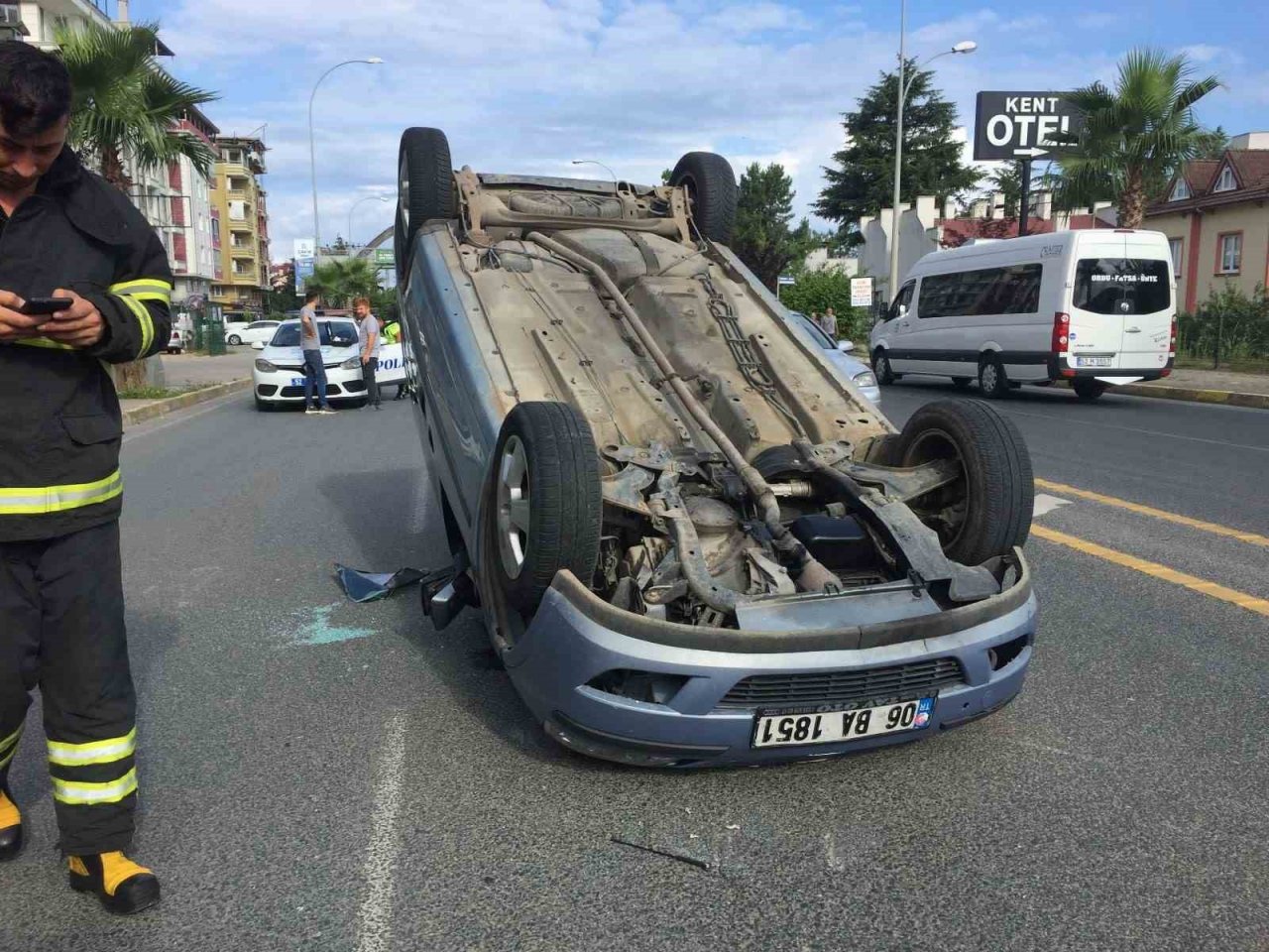 Takla atan araçtan yara almadan kurtuldu