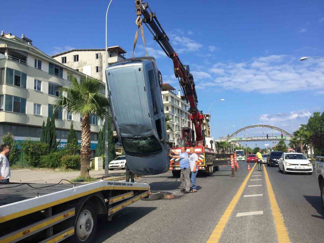Takla atan araçtan yara almadan kurtuldu