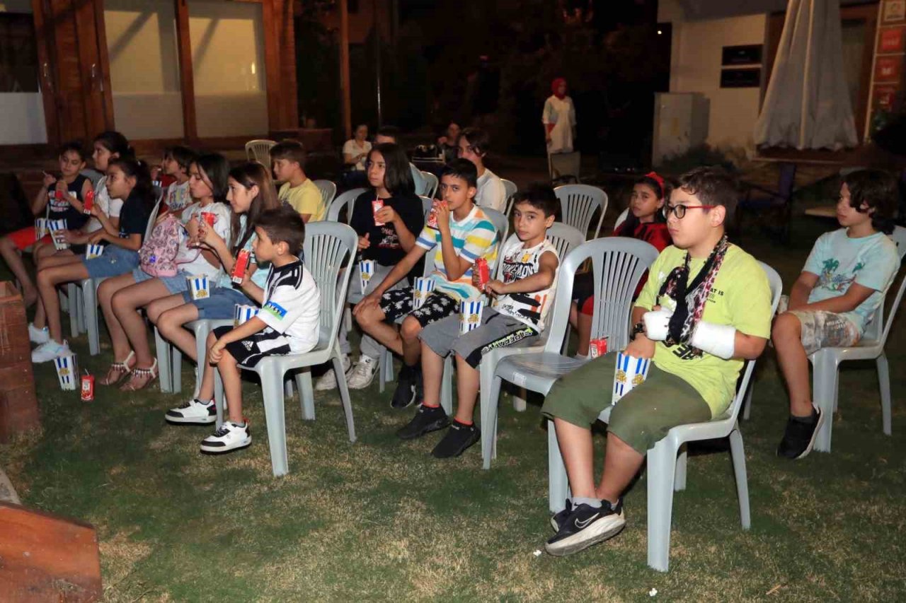 Pamukkale Belediyesi çocuk meclisi üyelerinin açık havada sinema keyfi