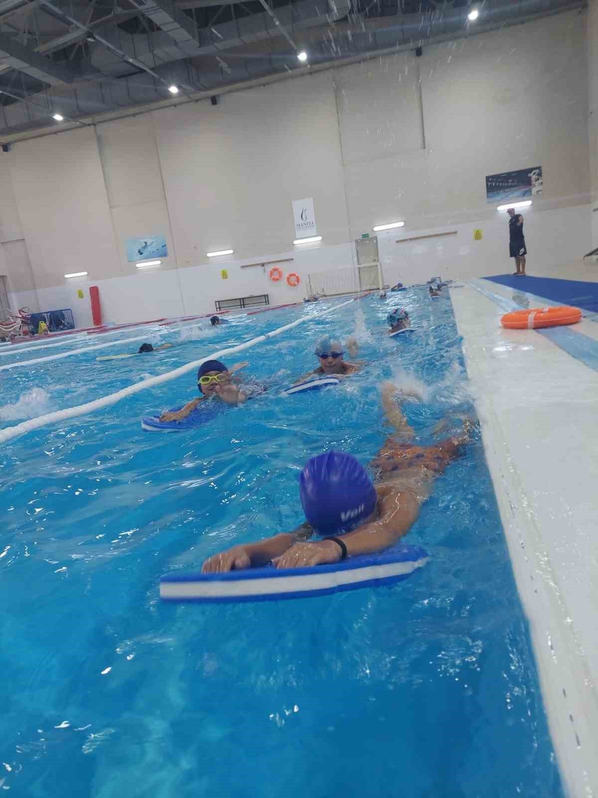 Şehzadeler Belediyesinden çocuklara yüzme kursu