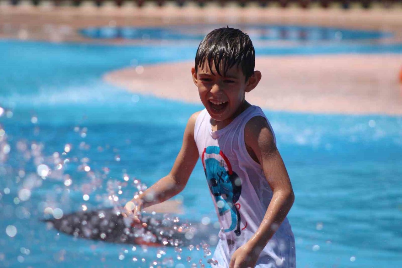En sulu eğlence...40 derece sıcakta çocuklar hem eğlendi, hem serinledi