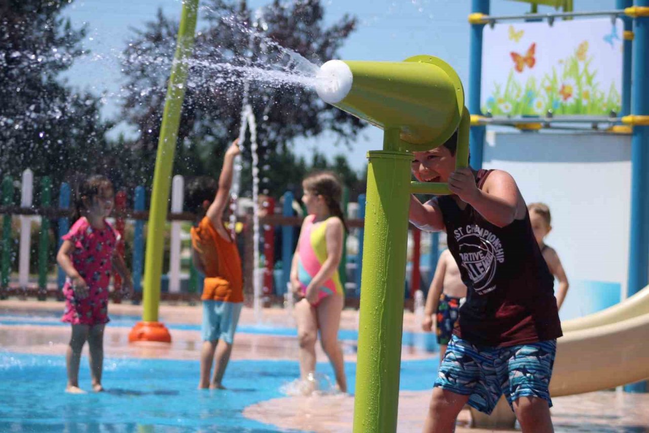 En sulu eğlence...40 derece sıcakta çocuklar hem eğlendi, hem serinledi