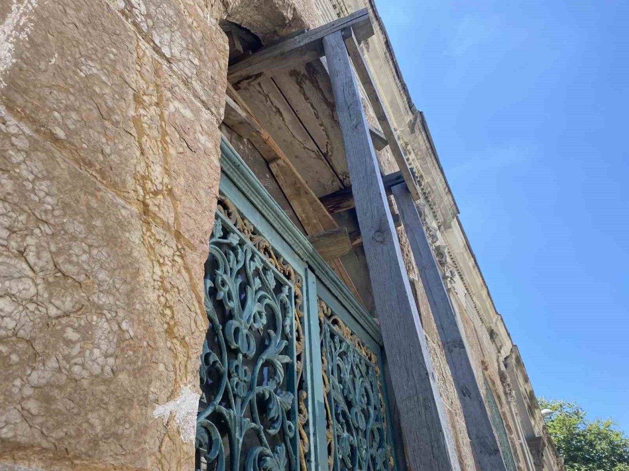 Adile Sultan Türbesi’nin restorasyonu İBB’nin hatalı yol çalışmasına takıldı