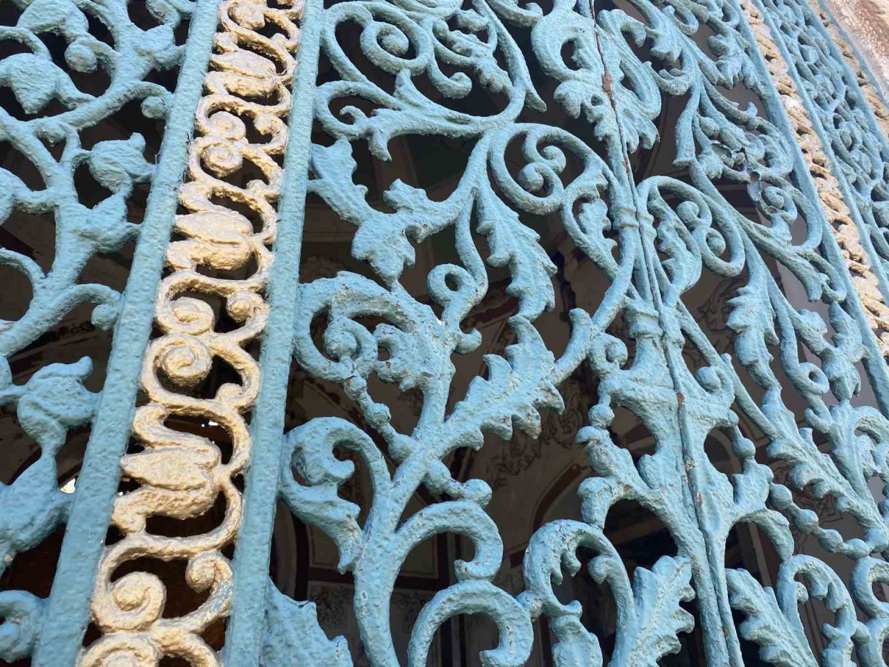 Adile Sultan Türbesi’nin restorasyonu İBB’nin hatalı yol çalışmasına takıldı