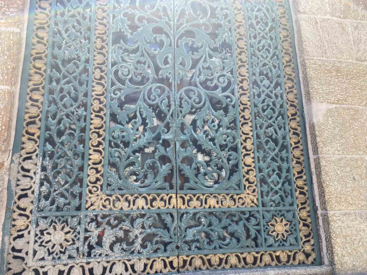 Adile Sultan Türbesi’nin restorasyonu İBB’nin hatalı yol çalışmasına takıldı