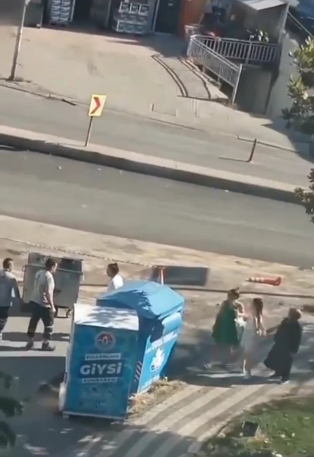 Maltepe’de yoldan geçen kadın, İBB personeli ile tartıştı