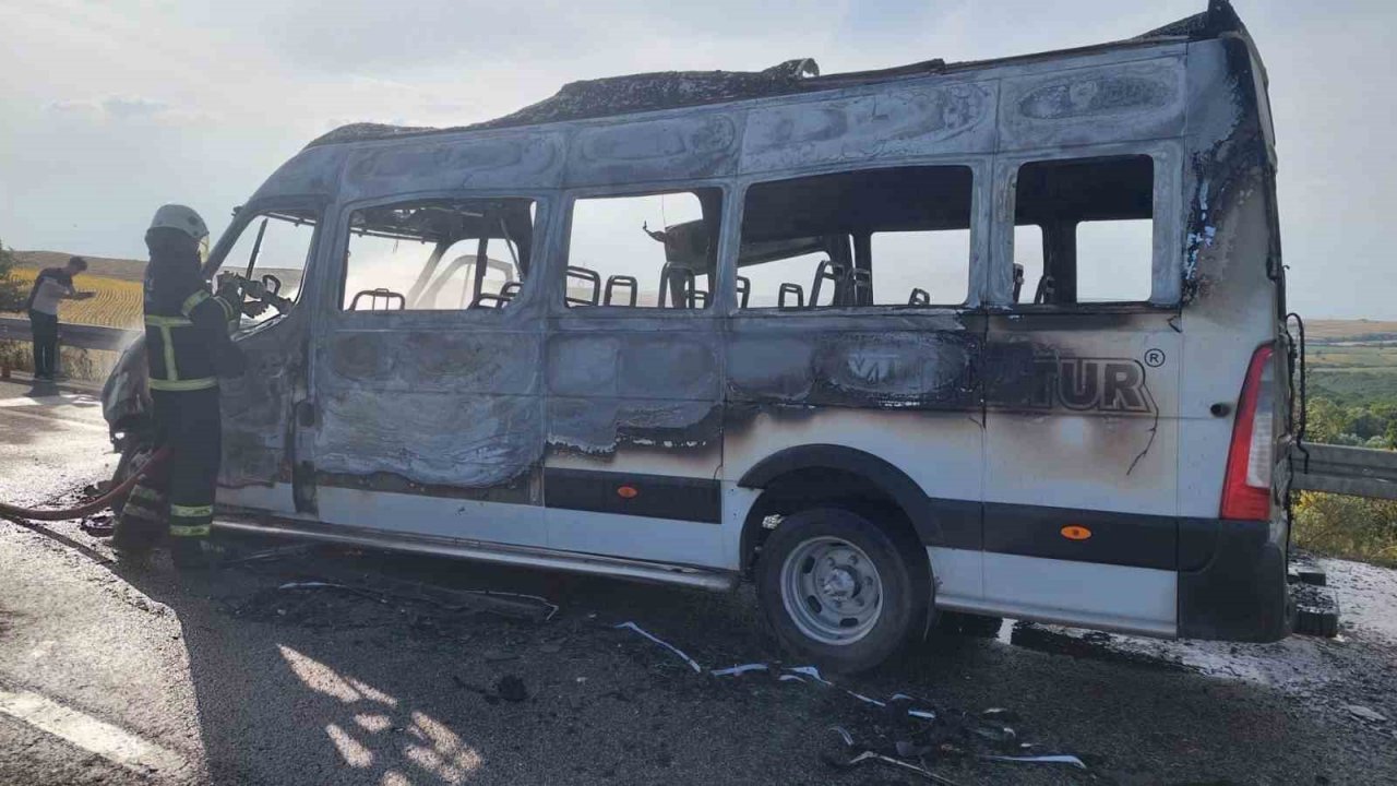 Test sürüşüne çıkan minibüs kül oldu: Sürücü fenalaştı