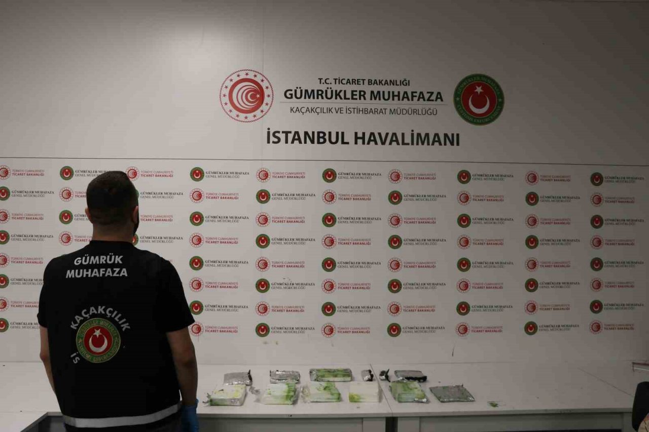 Tekerlekli sandalyenin aküsüne gizlenmiş 8 kilogram uyuşturucu yakalandı