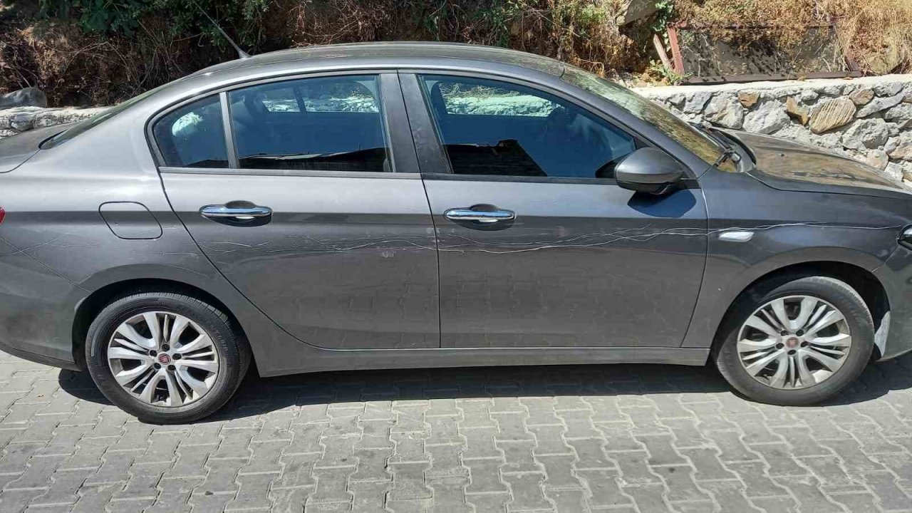 Otelde konaklayan kişinin arabasını çizdi