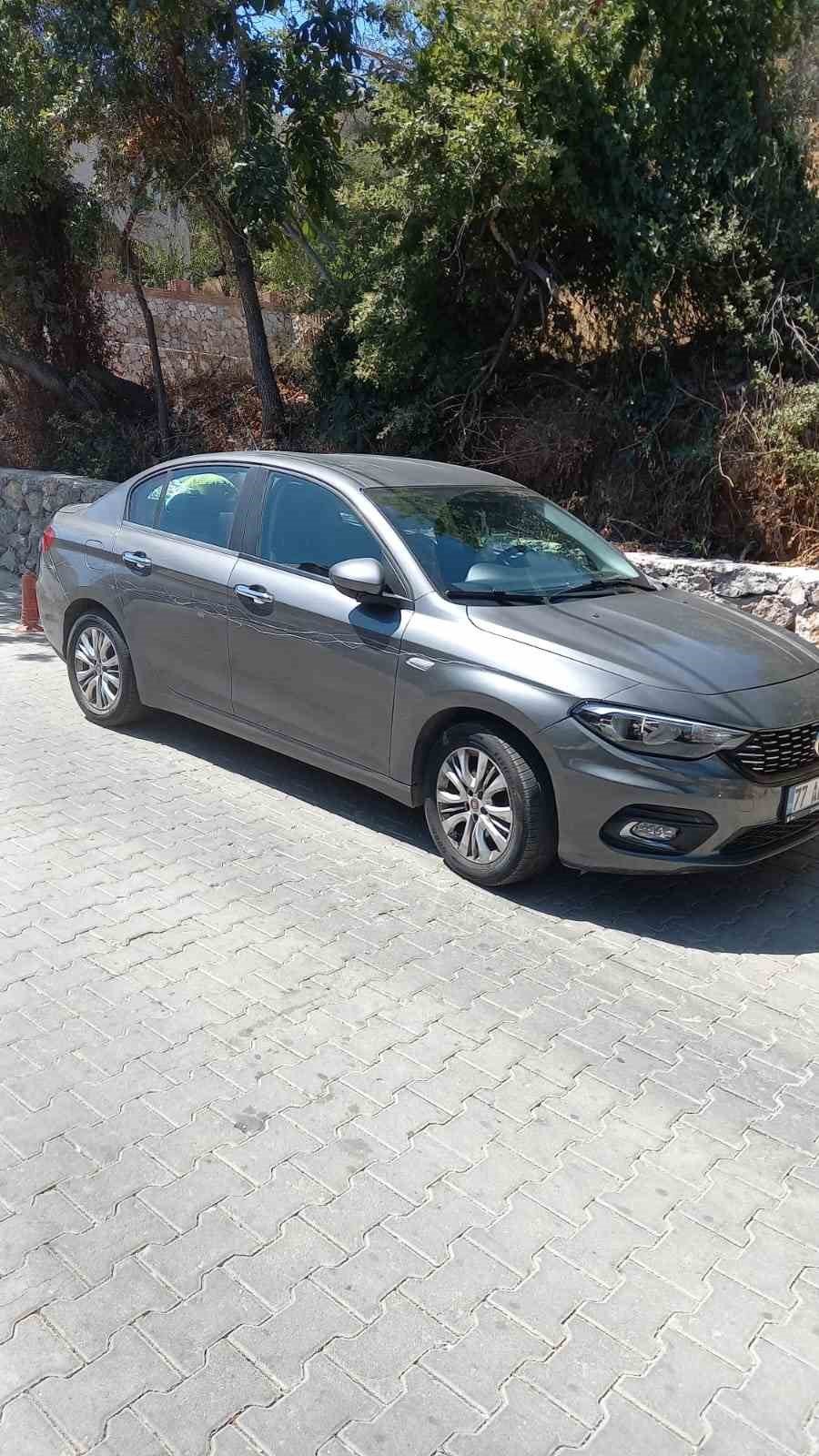 Otelde konaklayan kişinin arabasını çizdi