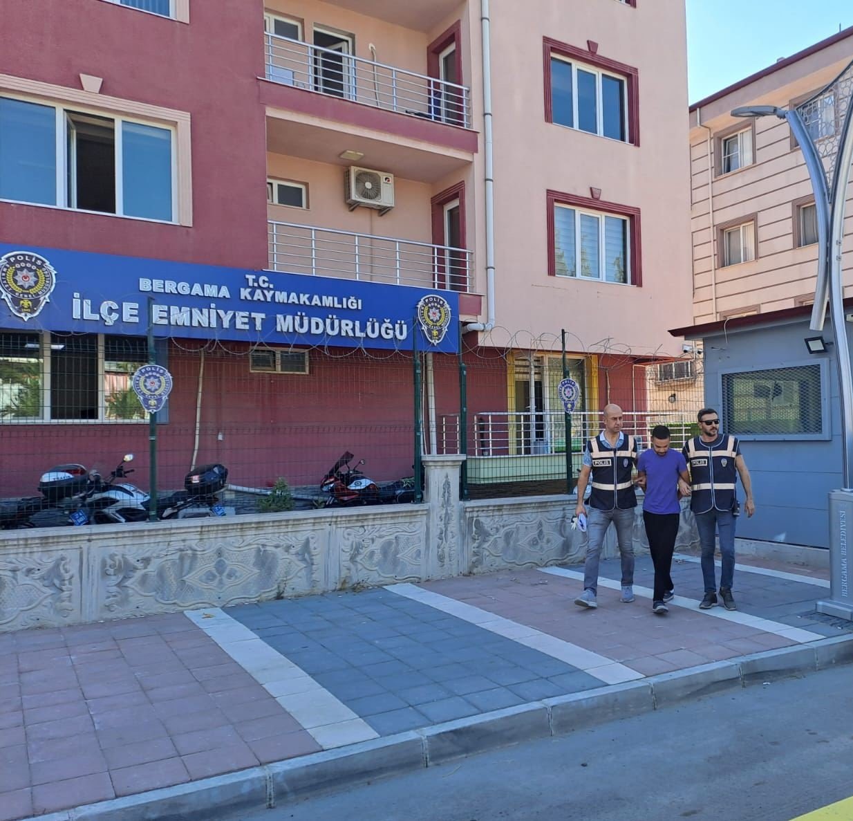 Zehir tacirleri polisi bile şaşırttı: Bilgisayar kasasından uyuşturucu çıktı