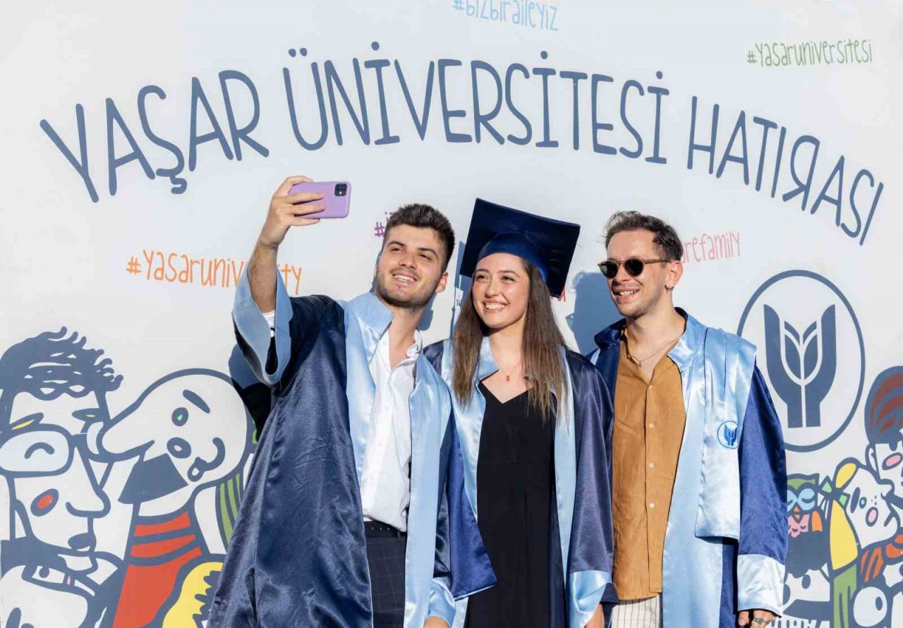 Mezuniyet heyecanıyla yeni hayatlarına uğurlandılar