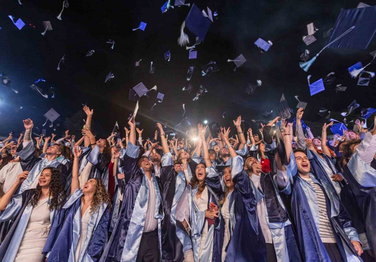 Mezuniyet heyecanıyla yeni hayatlarına uğurlandılar