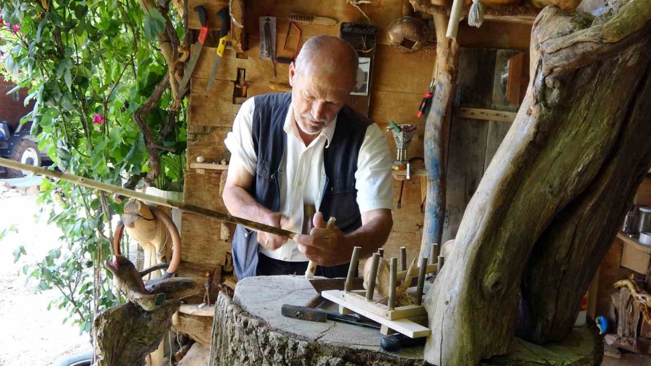 Kurumuş ağaç dallarını ve köklerini sanat eserine dönüştürüyor