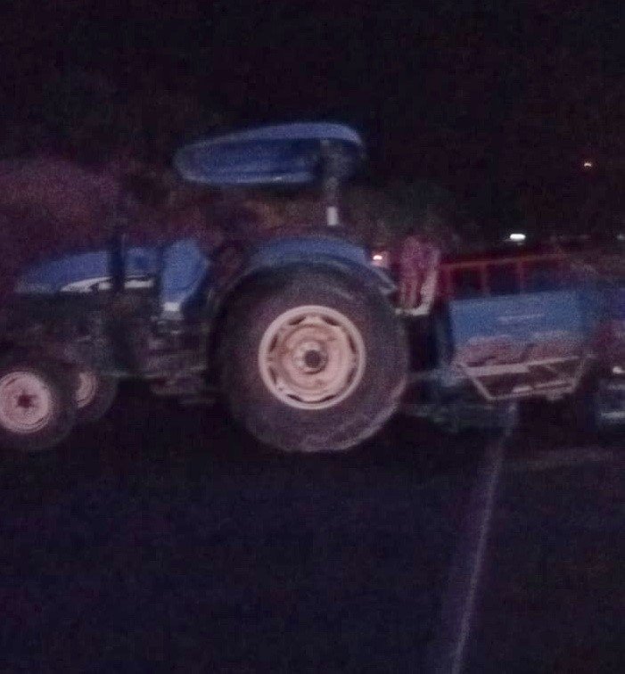 Ambulans traktörle çarpıştı