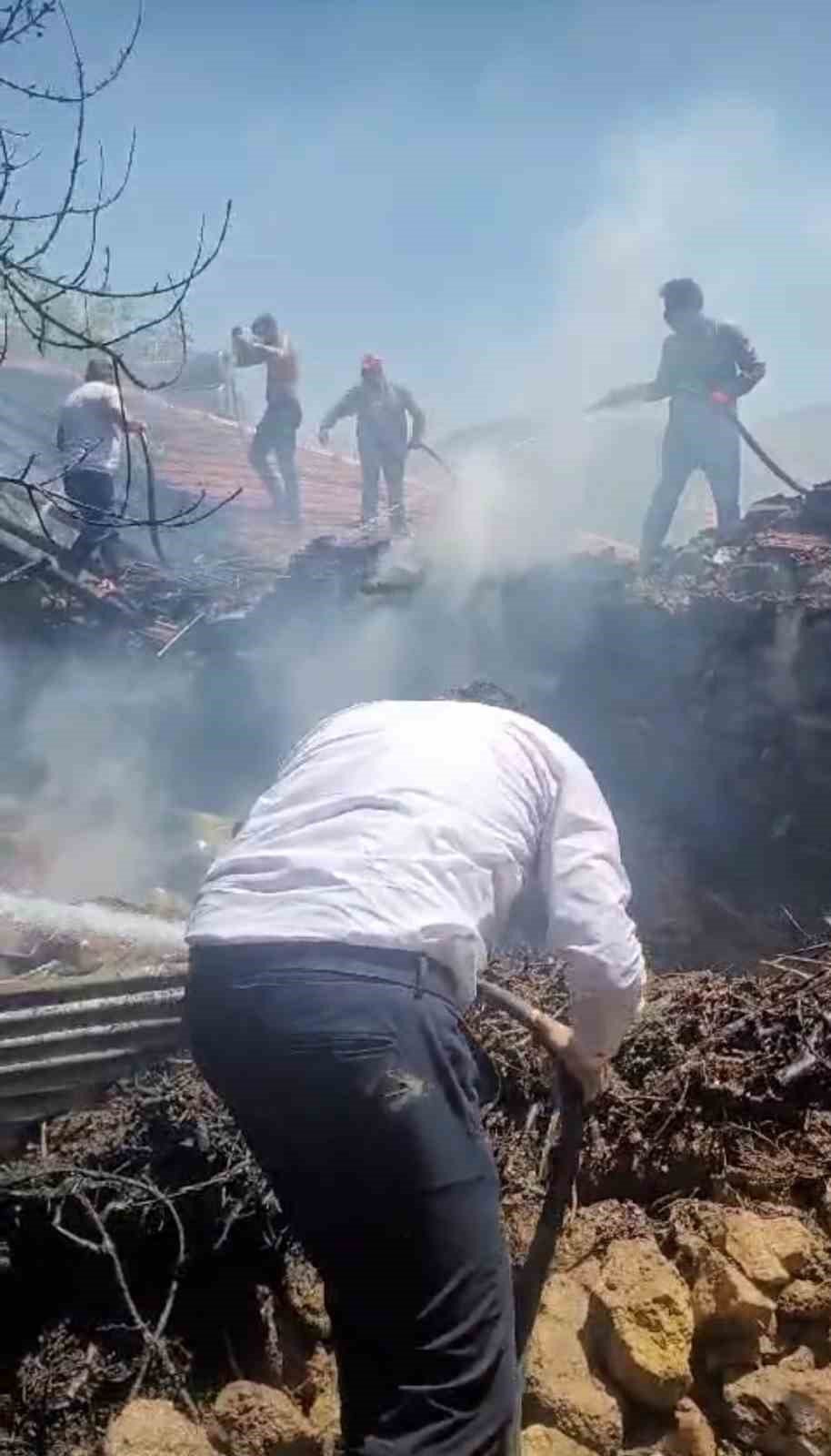 Yemek pişirmek için yakılan ateşte ev, traktör ve besihane yandı