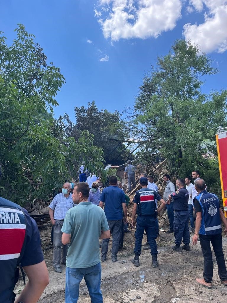 Yemek pişirmek için yakılan ateşte ev, traktör ve besihane yandı