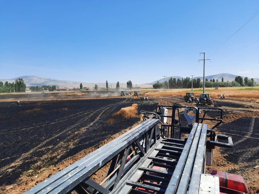 Altıntaş’ta çıkan yangında 60 dekar hububat ekili alan zarar gördü