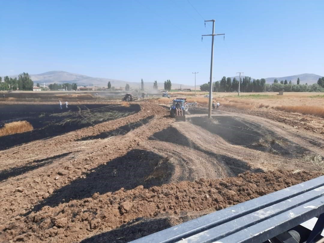Altıntaş’ta çıkan yangında 60 dekar hububat ekili alan zarar gördü