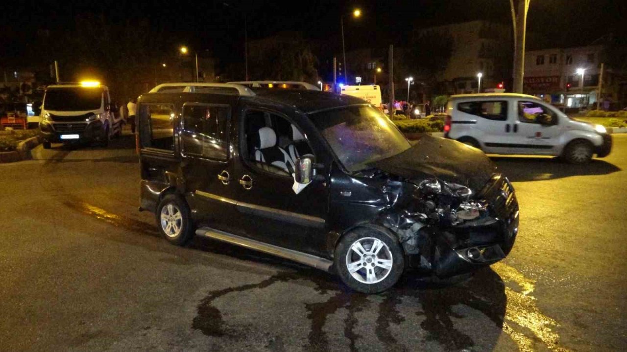 Antalya’da feci kaza: 3 kişi yaralandı