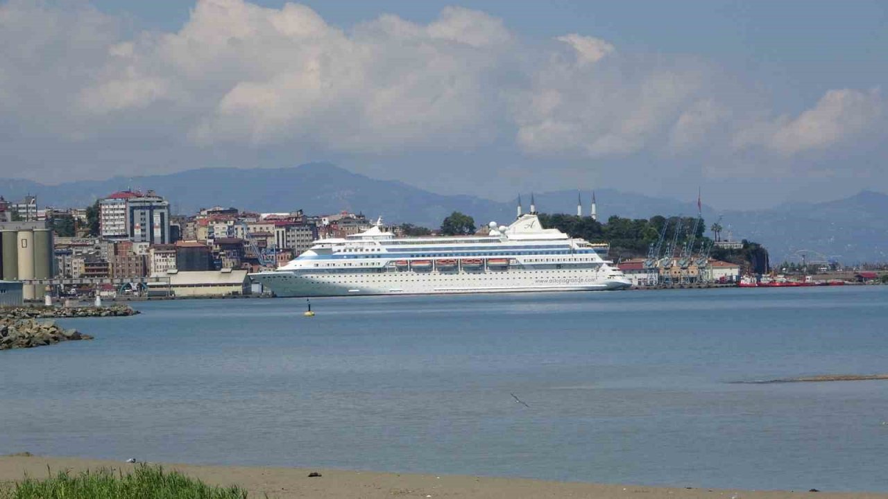 Kruvaziyer gemisi Trabzon Limanını mesken tuttu