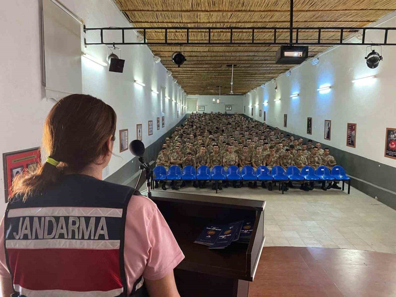 Aydın’da er ve erbaşlara kadına karşı şiddetle mücadele eğitimi verildi