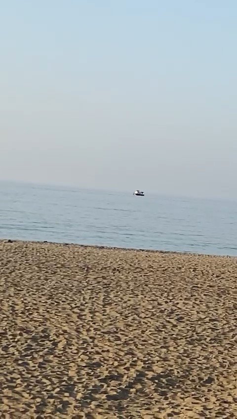 Yakalanacaklarını anlayınca tonlarca yavru mezgiti döküp kaçtılar