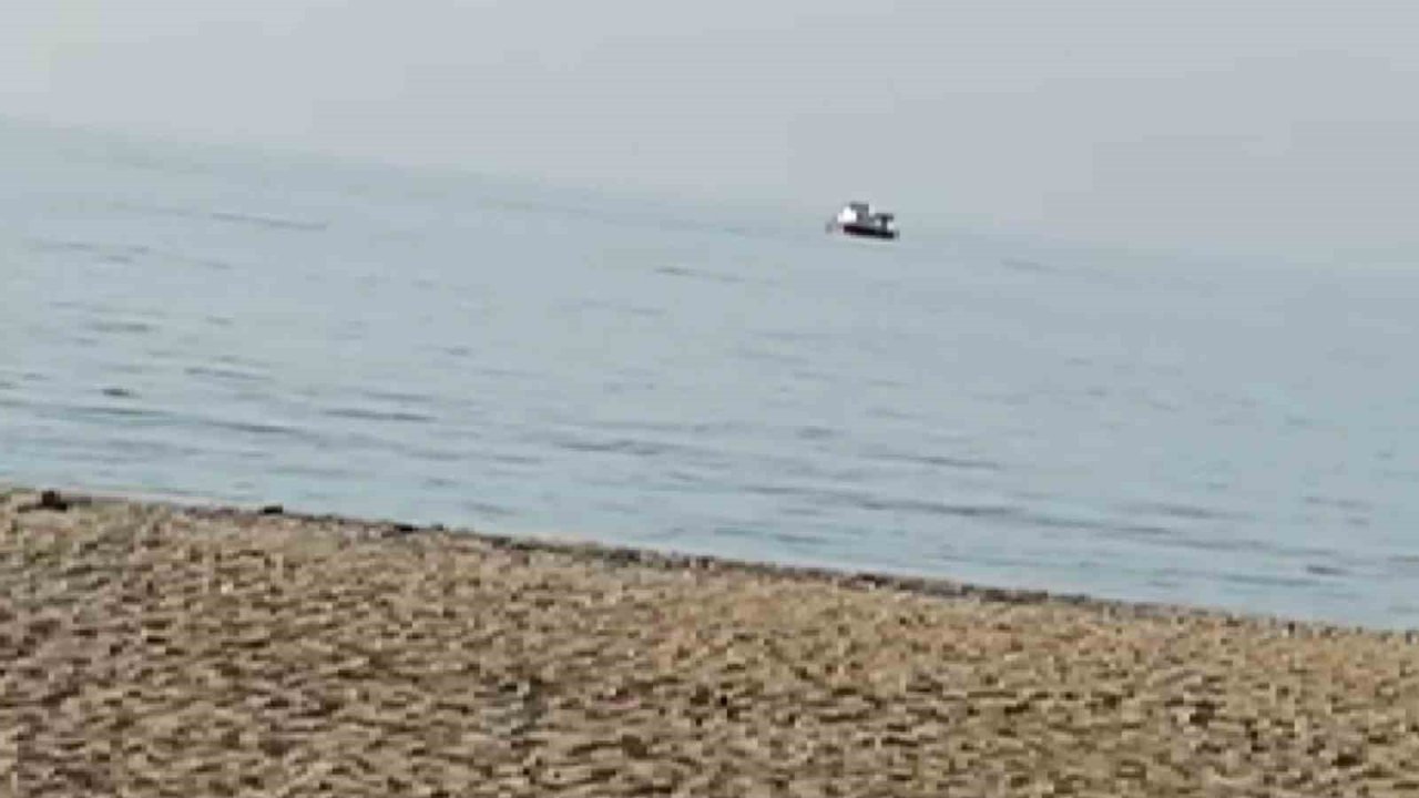 Yakalanacaklarını anlayınca tonlarca yavru mezgiti döküp kaçtılar