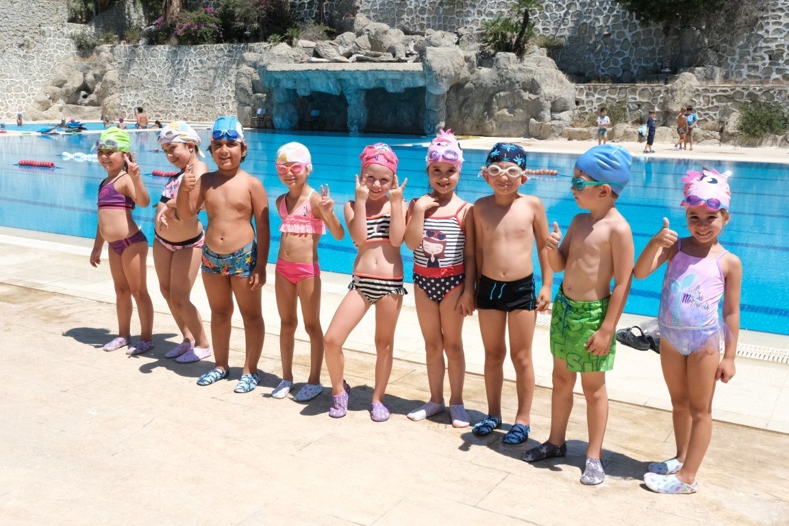 Yaz okulunda yüzme öğreniyorlar