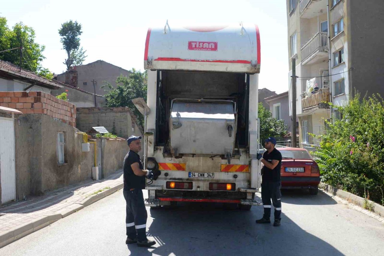 Bozüyük’te çöp konteynerleri önce yıkanıyor sonra ilaçlanıyor