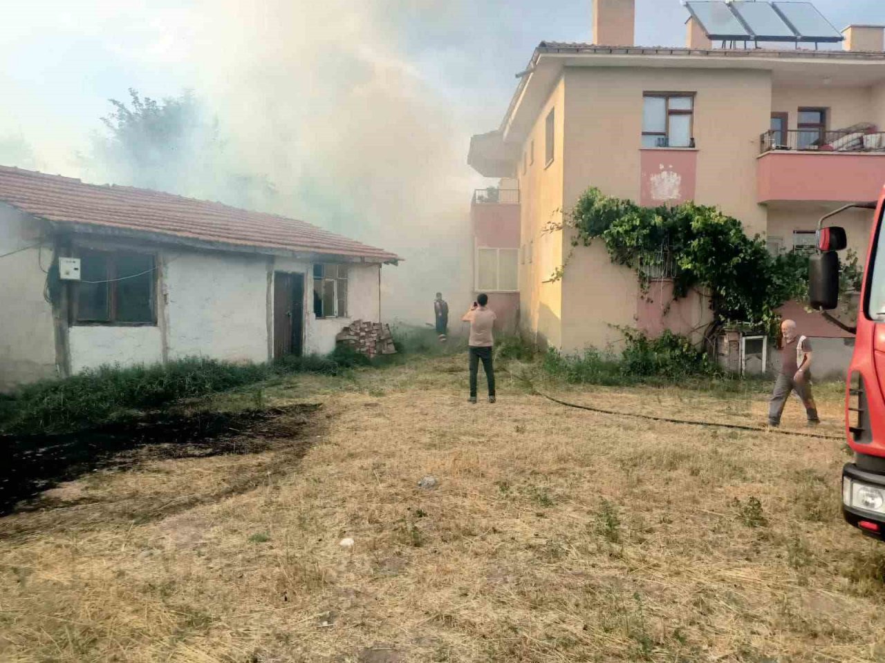 Alevlere teslim olan odunluk küle döndü