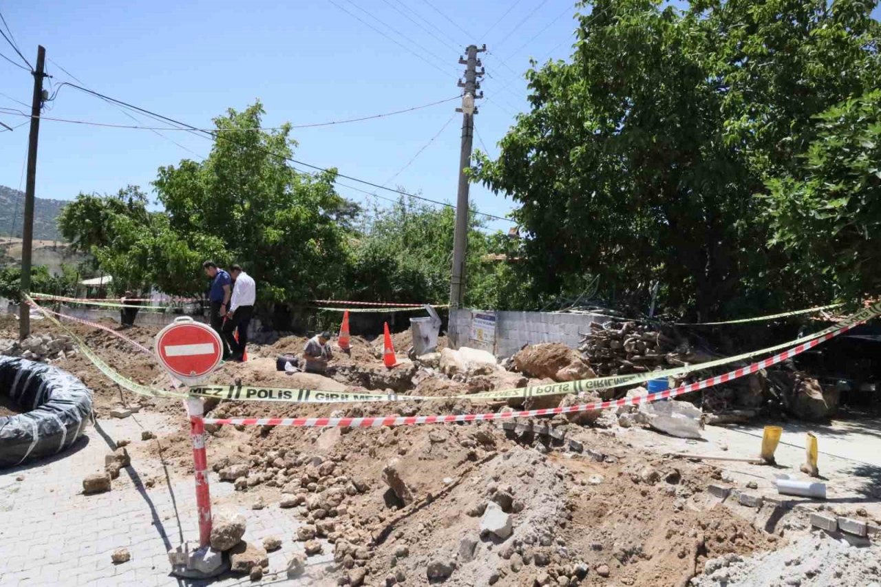 Doğal gaz kazısı yapan kepçenin bıçağına lahit takıldı