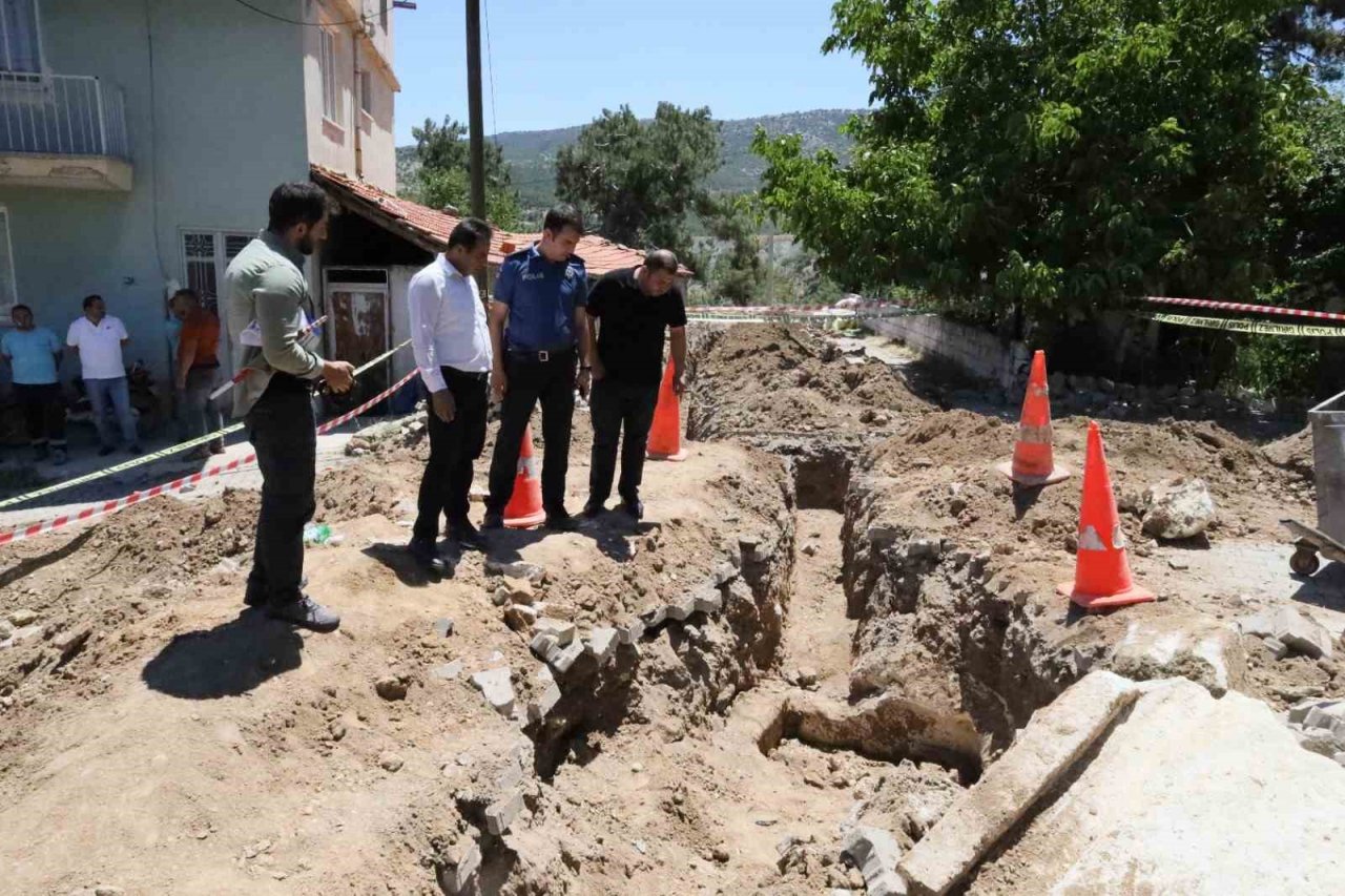 Doğal gaz kazısı yapan kepçenin bıçağına lahit takıldı