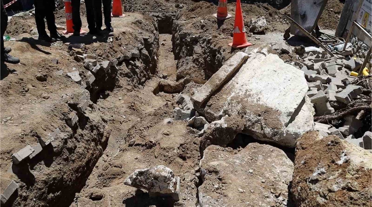 Doğal gaz kazısı yapan kepçenin bıçağına lahit takıldı