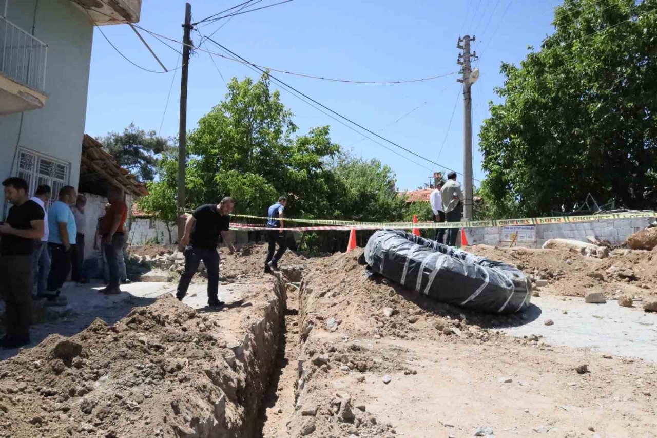 Doğal gaz kazısı yapan kepçenin bıçağına lahit takıldı