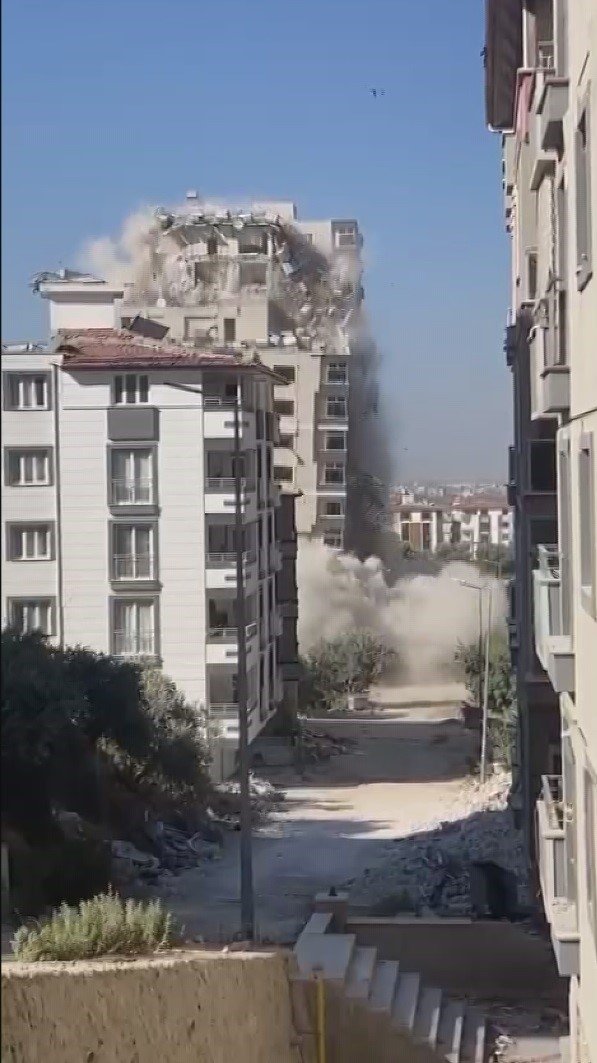 13 katlı bina böyle yerle bir oldu