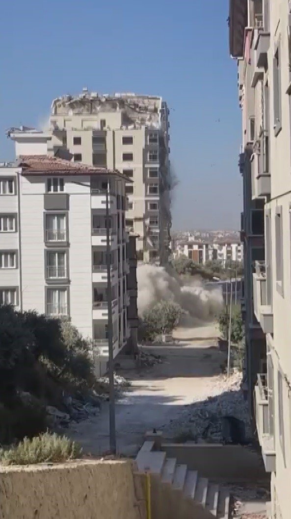 13 katlı bina böyle yerle bir oldu