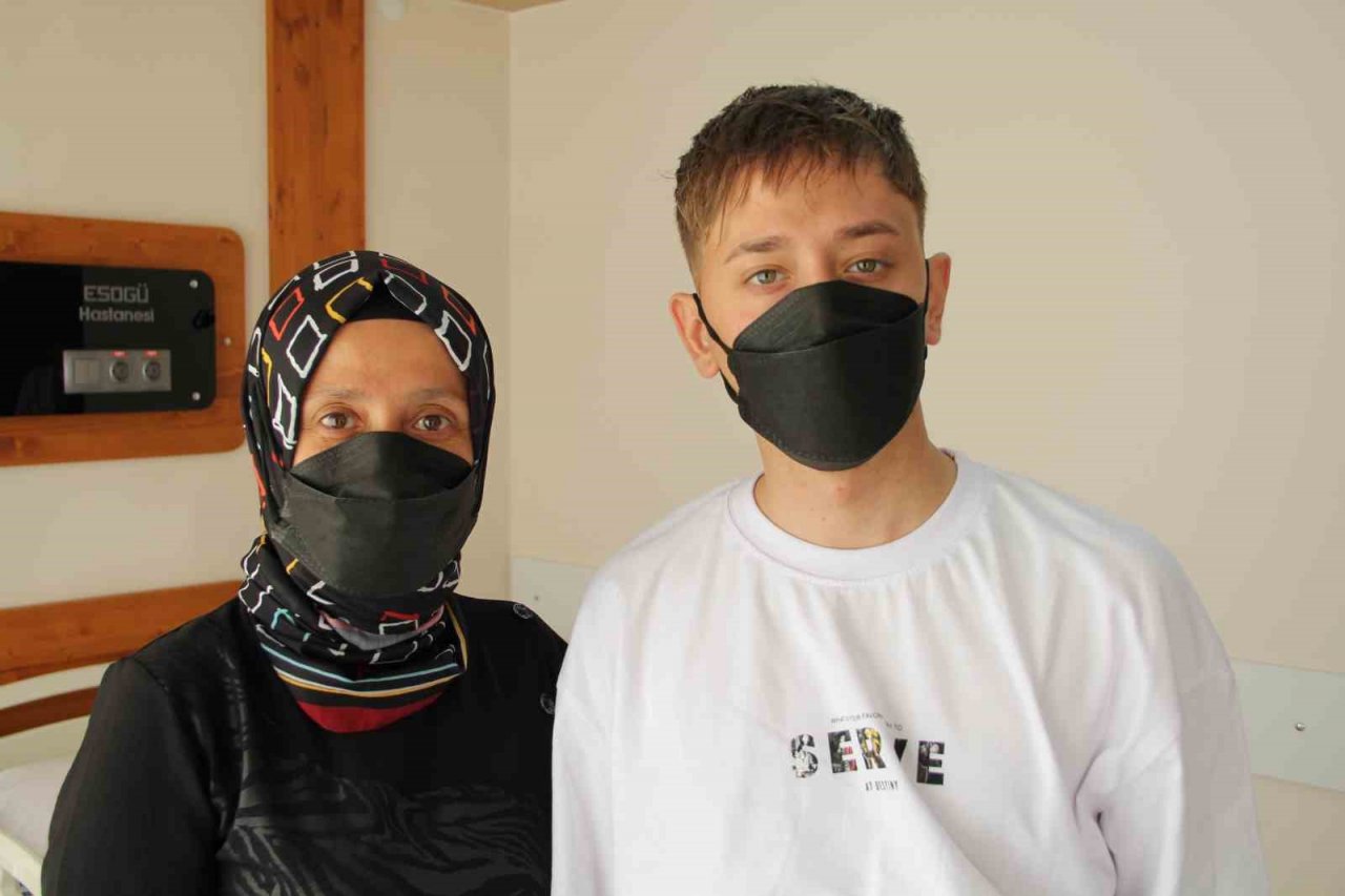 Diyaliz hastası oğluna böbreğini bağışladı