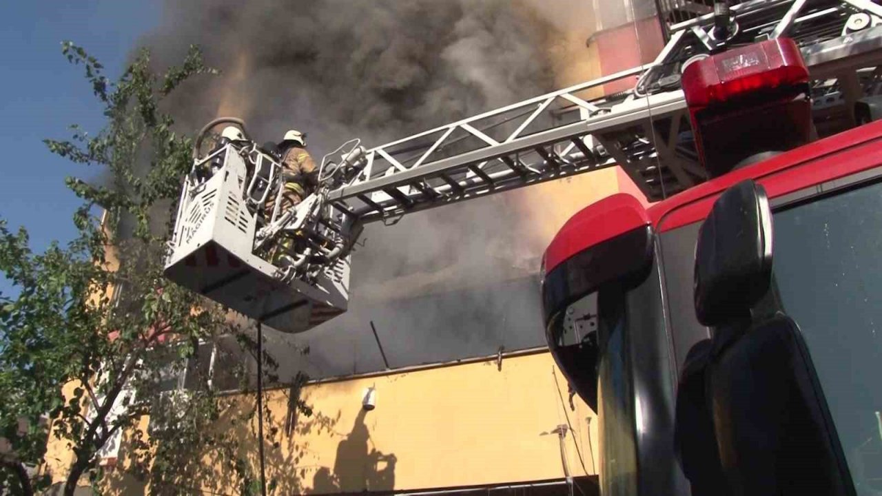 Dudullu’da 4 katlı iş yeri alev alev yandı