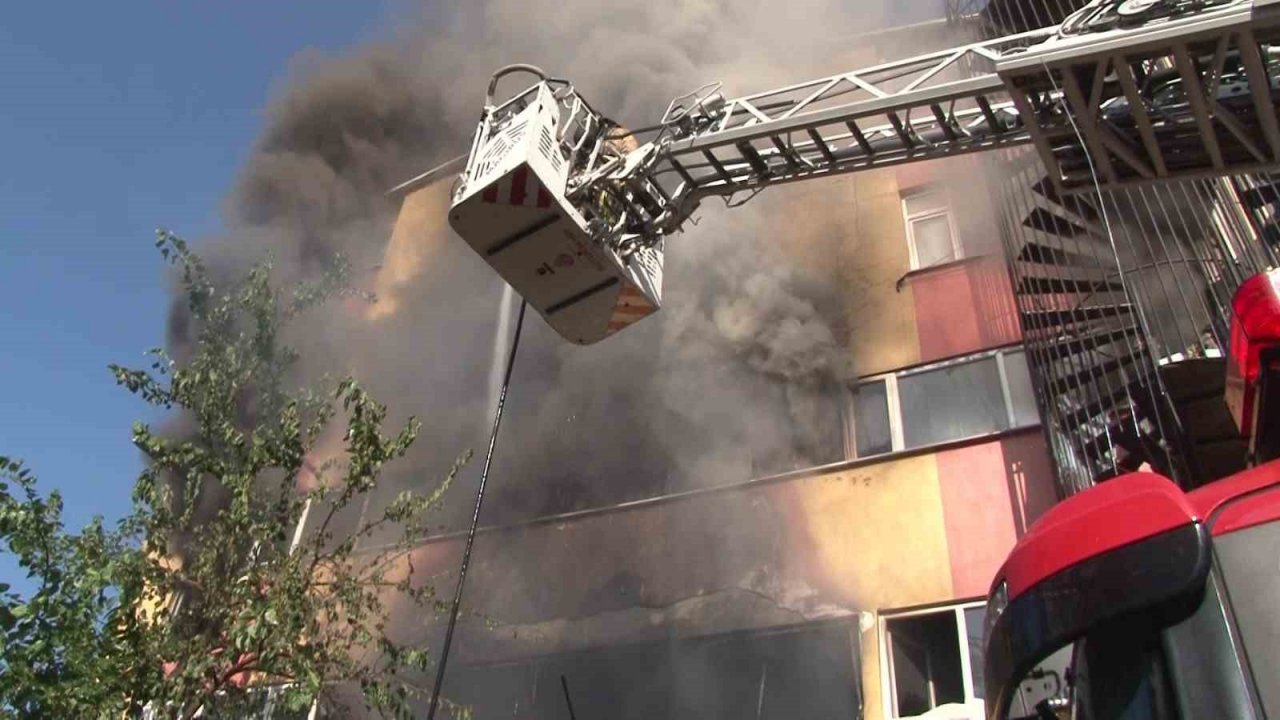 Dudullu’da 4 katlı iş yeri alev alev yandı