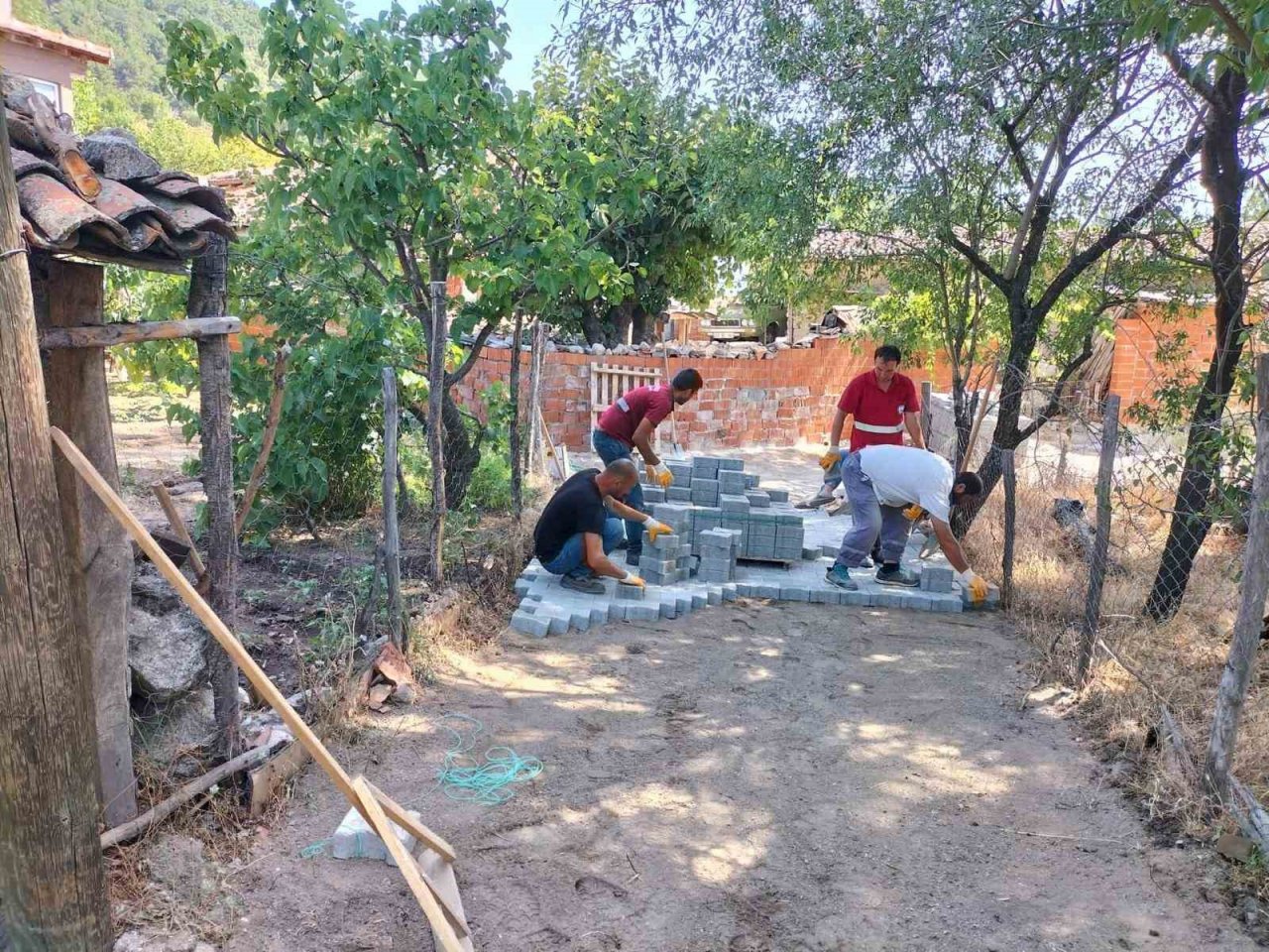 Kırsalda sokaklar parke taş ile örülüyor